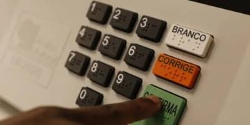 Quaest: no recorte regional, Flávio Bolsonaro (PL) lidera em três regiões, em eventual 2º turno contra Lula (PT) Quaest: no recorte regional, Flávio Bolsonaro (PL) lidera em três regiões, em eventual 2º turno contra Lula (PT)