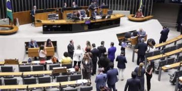 “Taxa das blusinhas”: CACB pede que Congresso rejeite a isenção do imposto “Taxa das blusinhas”: CACB pede que Congresso rejeite a isenção do imposto