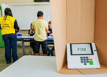 Agregador de pesquisas indica chance de 79% de vitória de Flávio Bolsonaro