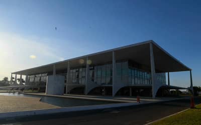 Campanhas presidenciais disputam apoios estaduais para o 2º turno Campanhas presidenciais disputam apoios estaduais para o 2º turno