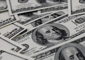 Dólar fecha em forte baixa e encerra o dia cotado a R$ 4,99