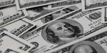 Dólar fecha em forte baixa e encerra o dia cotado a R$ 4,99 Dólar fecha em forte baixa e encerra o dia cotado a R$ 4,99