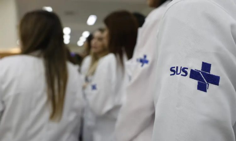Exame feito em clínica particular poderá valer no SUS; projeto aprovado na Câmara vai ao Senado Exame feito em clínica particular poderá valer no SUS; projeto aprovado na Câmara vai ao Senado
