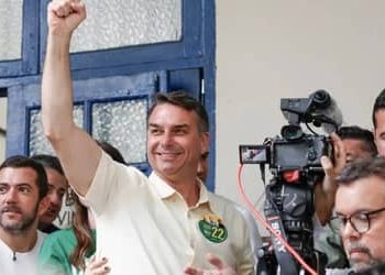 Flávio Bolsonaro lidera 12 de 13 pesquisas e tem 82% de chance de vitória, aponta estudo