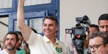 Flávio Bolsonaro lidera 12 de 13 pesquisas e tem 82% de chance de vitória, aponta estudo