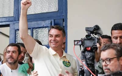 Flávio Bolsonaro lidera 12 de 13 pesquisas e tem 82% de chance de vitória, aponta estudo Flávio Bolsonaro lidera 12 de 13 pesquisas e tem 82% de chance de vitória, aponta estudo
