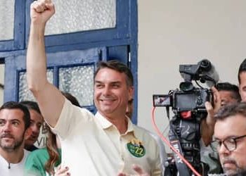 Flávio Bolsonaro mantém vantagem sobre Lula no segundo turno, aponta análise de dez pesquisas