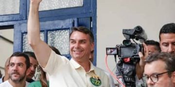 Flávio Bolsonaro mantém vantagem sobre Lula no segundo turno, aponta análise de dez pesquisas Flávio Bolsonaro mantém vantagem sobre Lula no segundo turno, aponta análise de dez pesquisas