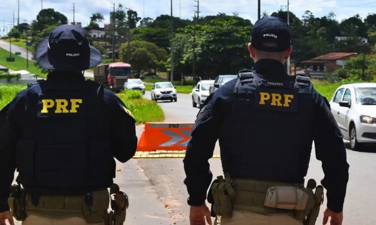 PRF inicia Operação Finados nas rodovias federais; uso do celular ao volante é destaque nas ações educativas PRF inicia Operação Finados nas rodovias federais; uso do celular ao volante é destaque nas ações educativas