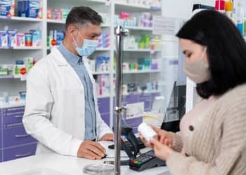 Piso salarial dos farmacêuticos: CNM alerta para impacto de R$ 309 milhões por ano cofres municipais